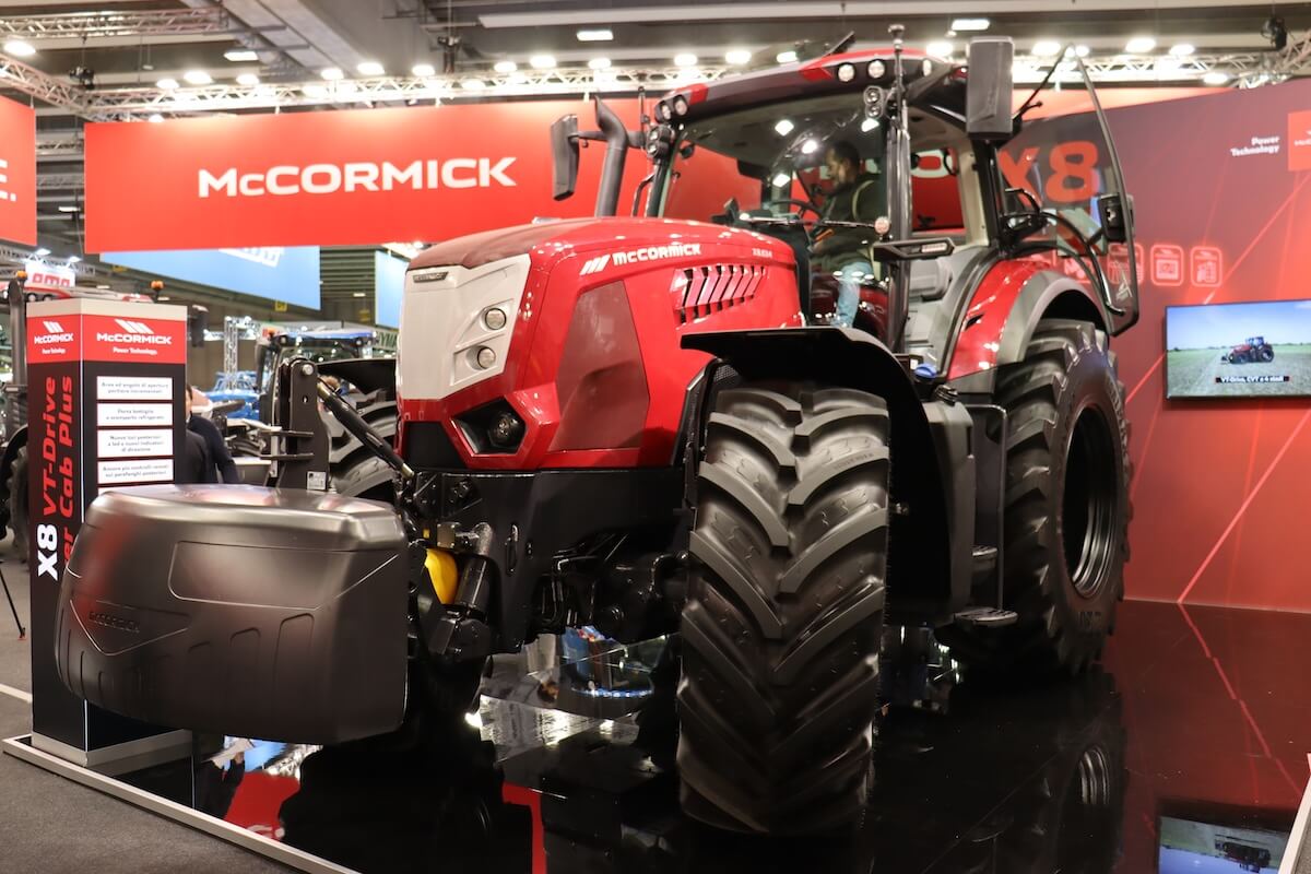 Trattore McCormick X8.634 VT-Drive da 340 cavalli con trasmissione a variazione continua e cabina Clever Cab